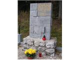 Spomenik v spomin na uničenje nemške postojanke s strani partizanov.